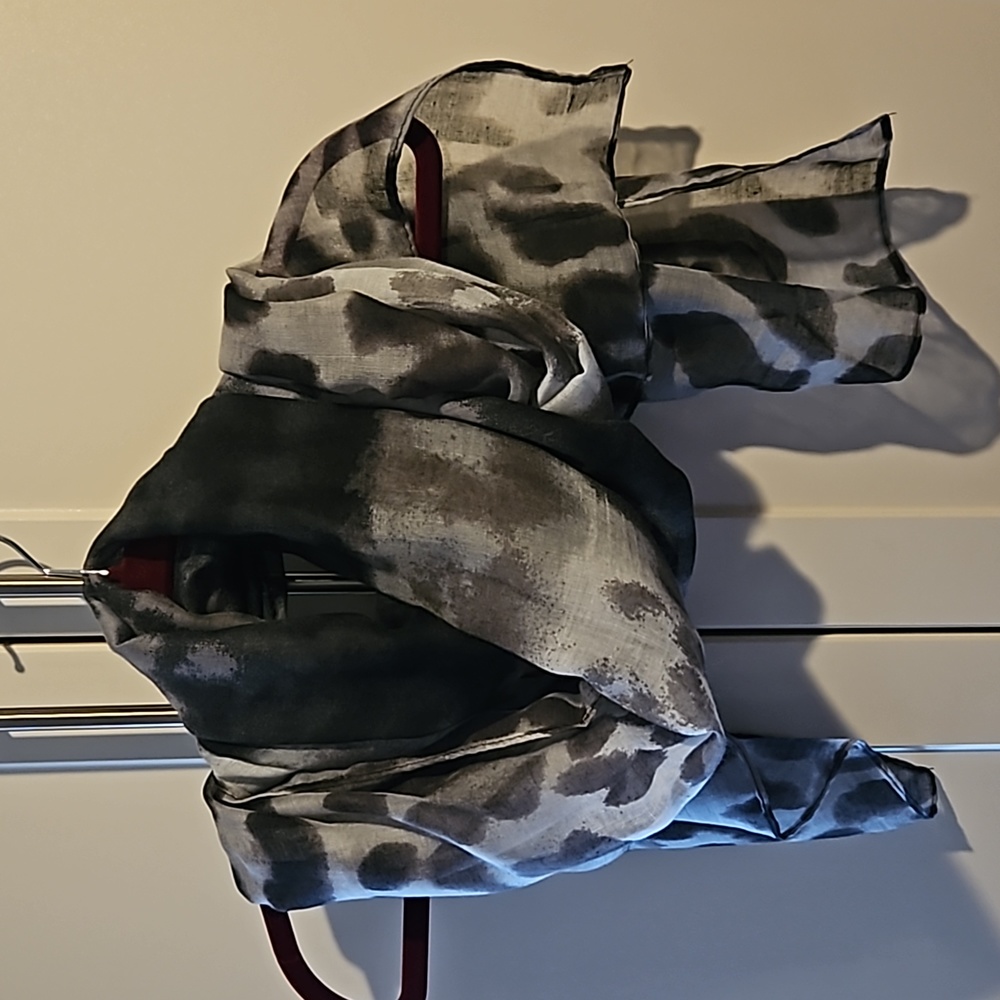 L.I.B. lightweight black/white scarf